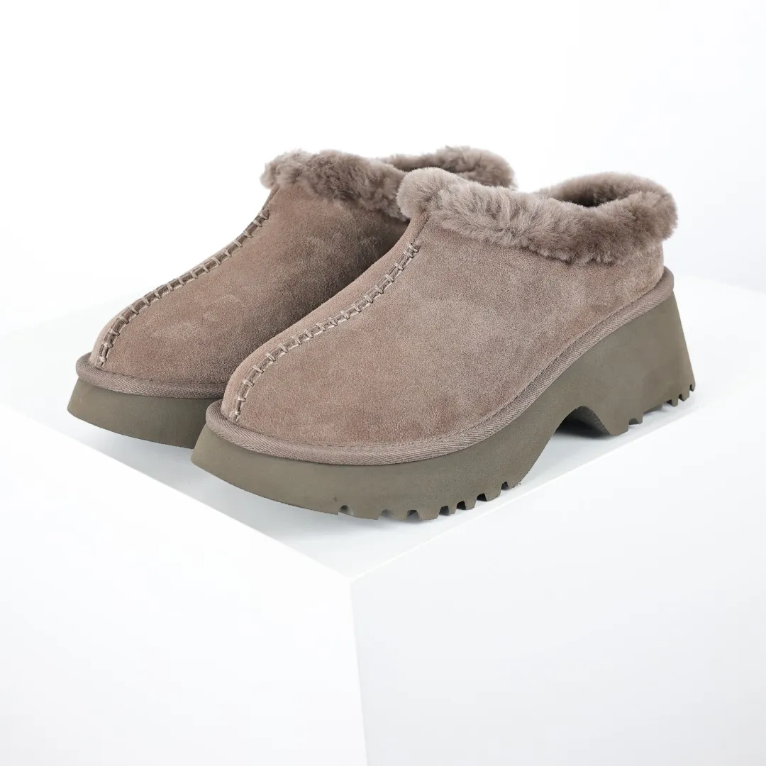 Pick up locally 💰560 Core recommended good price It is a very suitable choice for home use. In recent years, uug has launched a series of styles, which are partially geared towards the preferences of young consumers and have also moved to the forefront of fashion trends. Shoe body material: water-repellent coated suede upper, 17 mm UGGPURE™ implantable wool insole, lightweight non-slip and comfortable rubber outsole, with brand LOGO and trademark, with full packaging Size: 35 36 37 38 39 40